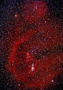 Uma foto do Barnard's Loop, uma parte principal do complexo da nebulosa. Também são vistas na imagem outras nebulosas, como a M42