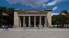 Neue Wache, Berlin, s prikazom neoklasicističnega pročelja