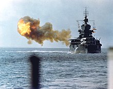 USS Idaho savaş gemisi 1 Nisan 1945'te Okinawa'yı bombalar.