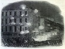 Soldiers shoot at looters