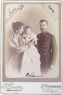Nicholas II og Alexandra Fyodorovna med deres lille datter Olga