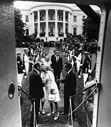 Ričards Niksons atstāj Balto namu pēc atkāpšanās no amata Votergeitas skandāla dēļ, 1974. gada 9. augusts.