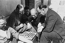 Männer beim Damespiel
