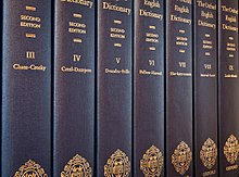 Algunos de los veinte volúmenes de la versión impresa del OED (Oxford English Dictionary). Hoy en día se utilizan más las versiones en línea y en CD.