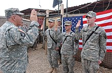 Except for the text, the formalities of swearing in can be varied. Often they take place on the sidelines of sporting events, it is possible to swear small groups.