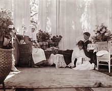 Marea Ducesă Anastasia stă alături de mama sa, Alexandra, și de sora sa, Olga, în salonul mamei sale, în jurul anului 1916. Prin amabilitate: Biblioteca Beinecke  