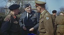Montgomery (til venstre), luftmarskal Sir Arthur Coningham (i midten) og chefen for den britiske anden armé, generalløjtnant Sir Miles Dempsey, taler sammen efter en konference, hvor Montgomery gav ordre til, at den anden armé skulle begynde overgangen af Rhinen.  