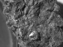 Uma amostra de piroxenita, uma rocha constituída principalmente por minerais de piroxeno.