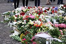 Blomster lagt foran Oslo Domkirke dagen efter angrebene