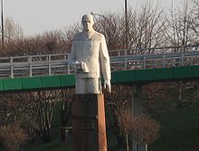 General Berling-monumentet i Warszawa. I baggrunden ses Łazienkowski-broen.