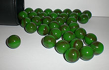 Palle di vernice verde. Il colorante paintball è costituito da un polimero biodegradabile che si scioglie in acqua.