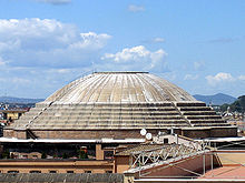Rooman Pantheon, joka on edelleen suurin (halkaisijaltaan 43,4 m) raudoittamaton massiivibetonikupoli, ulkokuvassa.