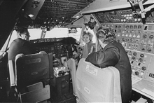 Førstedame Pat Nixon i et 747 cockpit den 15. januar 1970.  