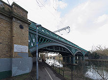 Historisk jernbanebro af støbejern over floden Nene (1847), bygget af Lewis Cubitt