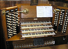 O console de órgãos quadrimestral em St. Mary Redcliff, Bristol, Inglaterra. O órgão foi construído por Harrison e Harrison em 1912.