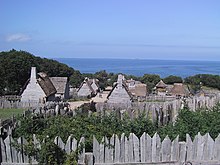Plimoth Plantation, uma reconstrução da vila original de Pilgrim em Plymouth, Massachusetts, inclui uma réplica da paliçada que circunda o assentamento