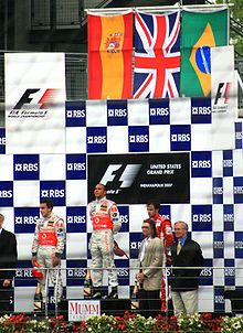 Hamilton auf der obersten Stufe des Podiums nach dem Gewinn des Großen Preises der Vereinigten Staaten 2007.