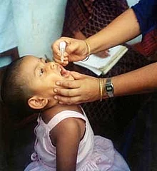 Een kind dat wordt ingeënt tegen polio.
