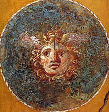 Ein Medaillon mit dem Kopf einer Gorgo (römisches Fresko aus Pompeji, 1. Jahrhundert n. Chr.).