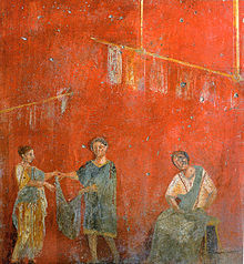 Pompeji - Fullonica av Veranius Hypsaeus. Anställda av en fullonica och en kund (l), med kläder hängande över huvudet.