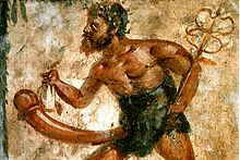 Ein Fresko (eine Art Wandmalerei) des Priapus mit einem riesigen erigierten Penis, das an einer Wand in der römischen Stadt Pompeji gefunden wurde. Heute liegt Pompeji in Italien. Das Fresko, das sich heute im Archäologischen Nationalmuseum in Neapel befindet, soll zwischen 89 v. Chr. und 79 n. Chr. gemalt worden sein.