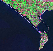 Vista por satélite de la playa de Chesil (elemento lineal en azul que discurre en diagonal NW-SE) desde Abbotsbury hasta la isla de Portland  
