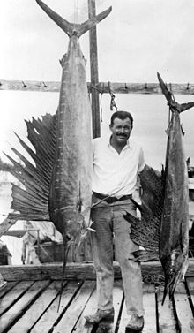 Ernest Hemingway în Key West, Florida, SUA, în anii 1940, cu un pește velă din Atlantic pe care l-a prins.