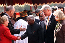 Præsident Clinton og ambassadør Dick Celeste præsenterer præsident Narayanan for den amerikanske delegation. Ankomstceremoni, Rashtrapati Bhavan, New Delhi