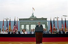 Reagan vorbește la Poarta Brandenburg a Zidului Berlinului, care l-a inspirat pe Mihail Gorbaciov să "dărâme acest zid".  