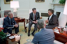 Reagan und George Shultz treffen sich mit Premierministerin Eugenia Charles von Dominica im Oval Office über die Ereignisse in Grenada, November 1983
