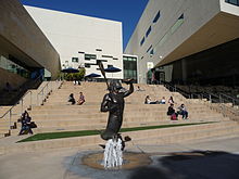 UCSD'nin merkez bölgesindeki Price Center East'in (güney tarafı) dış görünümü.