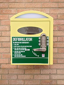 Bu halka açık AED (Otomatik Harici Defibrilatör), sadece Ambulans Servisinin arayanların üniteye erişimini sağlayabilmesi için kodlu bir kilitle donatılmıştır. Bu, çalınmasını veya kötüye kullanılmasını önlemek içindir.