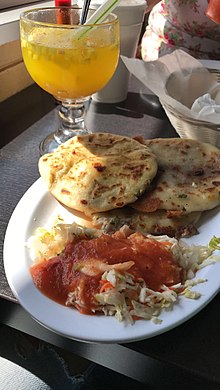 Pupusas avec curtido et salsa.