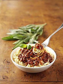 Espaguete cozido com molho de tomate.