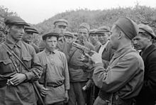 Partyzánský velitel učí své bojovníky používat zbraně u Smolenska v roce 1941.