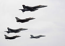 Amerikkalainen Hornet ja ranskalainen Rafale M yhdessä lennossa.  
