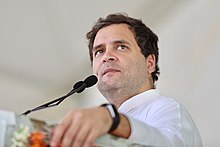 Rahul Gandhi Karnataka'da bir mitingde konuşuyor