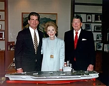 Die Reagans mit einem Modell der USS Ronald Reagan mit CEO William Frick, Mai 1996