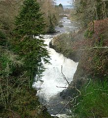 Reekie Linn("烟池"):当Isla河水喷涌时,云雾在瀑布池上方升起。这是在高地边界断层上形成的瀑布,北面坚硬的变质岩让位于较软的斯特拉思摩沉积岩。这张照片是向上游的克雷吉斯拉桥看去的。
