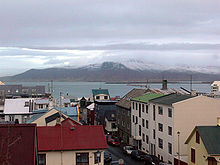 Reykjavík: In the foreground the street Vítastígur, in the background the river Esja.