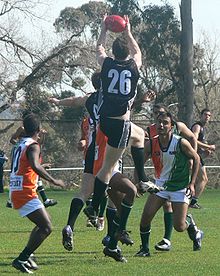 Richard Bradley van Nieuw-Zeeland neemt een hoge vlucht over een Indiase tegenstander in de International Cup 2008, waarbij hij maar liefst 30 centimeter van de grond komt.  