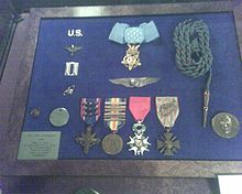 Distincțiile, insignele și insignele militare ale lui Rickenbacker, expuse la Muzeul Aerospațial din San Diego  