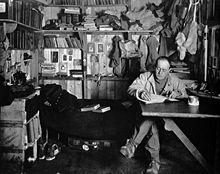 Scott skriver dagbog i Cape Evans-hytten i vinteren 1911