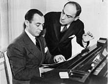 Richard Rodgers (sedící) s Lorenzem Hartem v roce 1936.
