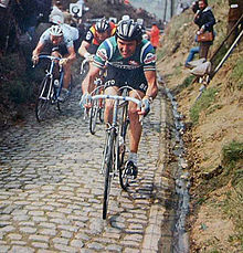 Le Belge Roger De Vlaeminck escaladant le Koppenberg lors du Tour des Flandres.