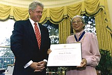 Il presidente Bill Clinton conferisce a Parks la Medaglia presidenziale della libertà.
