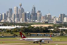 Royal Tongan Airlines Boeing 757-200 i Sydney lufthavn med Sydney i baggrunden (2004)  