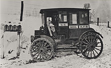 Maakondlik vedaja autoga postkastide juures, 1910. aasta paiku.