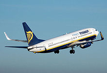 Απογείωση Boeing 737-800 της Ryanair από το αεροδρόμιο Luton του Λονδίνου, Αγγλία