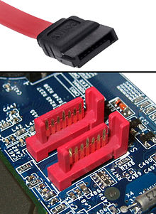 Standard-SATA-Stecker (oben); Anschlüsse auf der Hauptplatine (rot, unten).